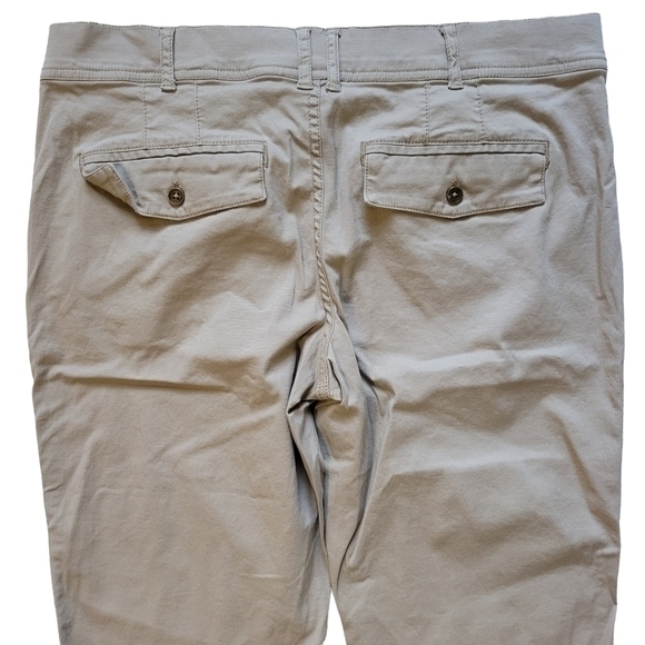 Disney Parks Pants Womens Size 6 Khaki Tan Capris Mickey Mouse Embroidery Cotton - Picture 5 of 10